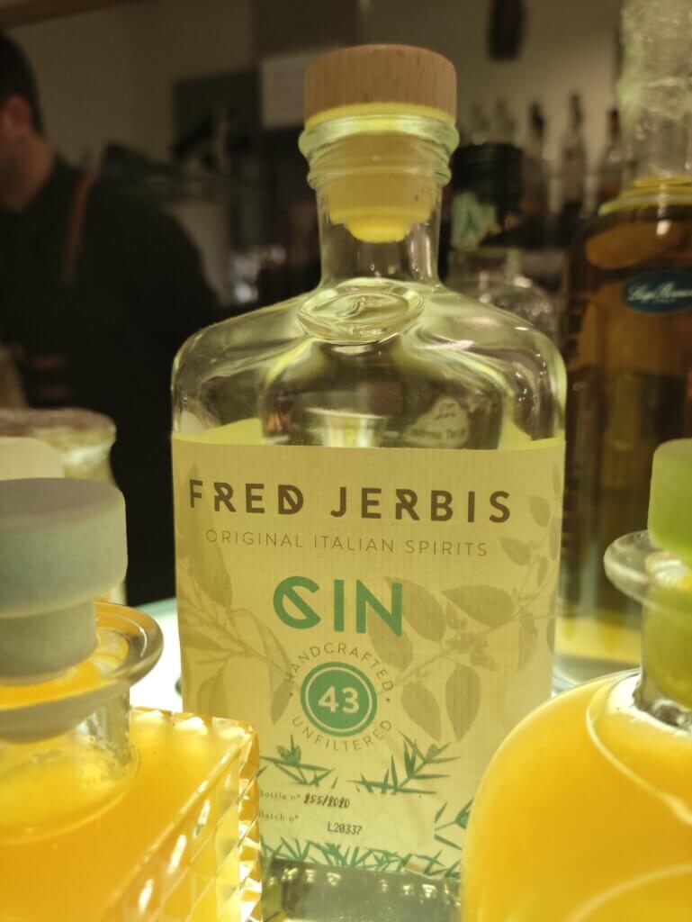 Fred Jerbis, il Gin alla base del Botanical Tea, nella sua bottiglia con tappo Tapì Group.